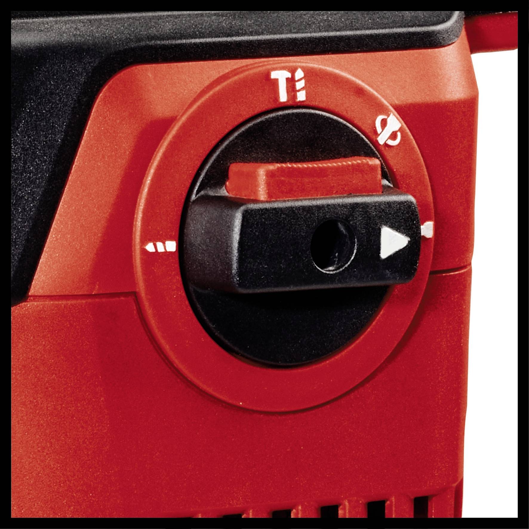 Close-up van een rode schakelaar op een apparaat, met de symbolen '1', '0' en een vooruit gerichte pijl.