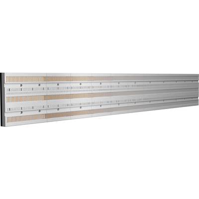 Aluminium-rails met oranje strepen, gebruikt in gevelsystemen voor gebouwbekleding en constructieve ondersteuning.