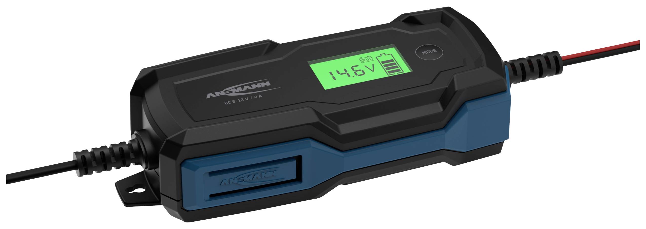Een oplader met een digitaal display dat 14,6 V aangeeft. Links en rechts zijn kabels aangesloten.