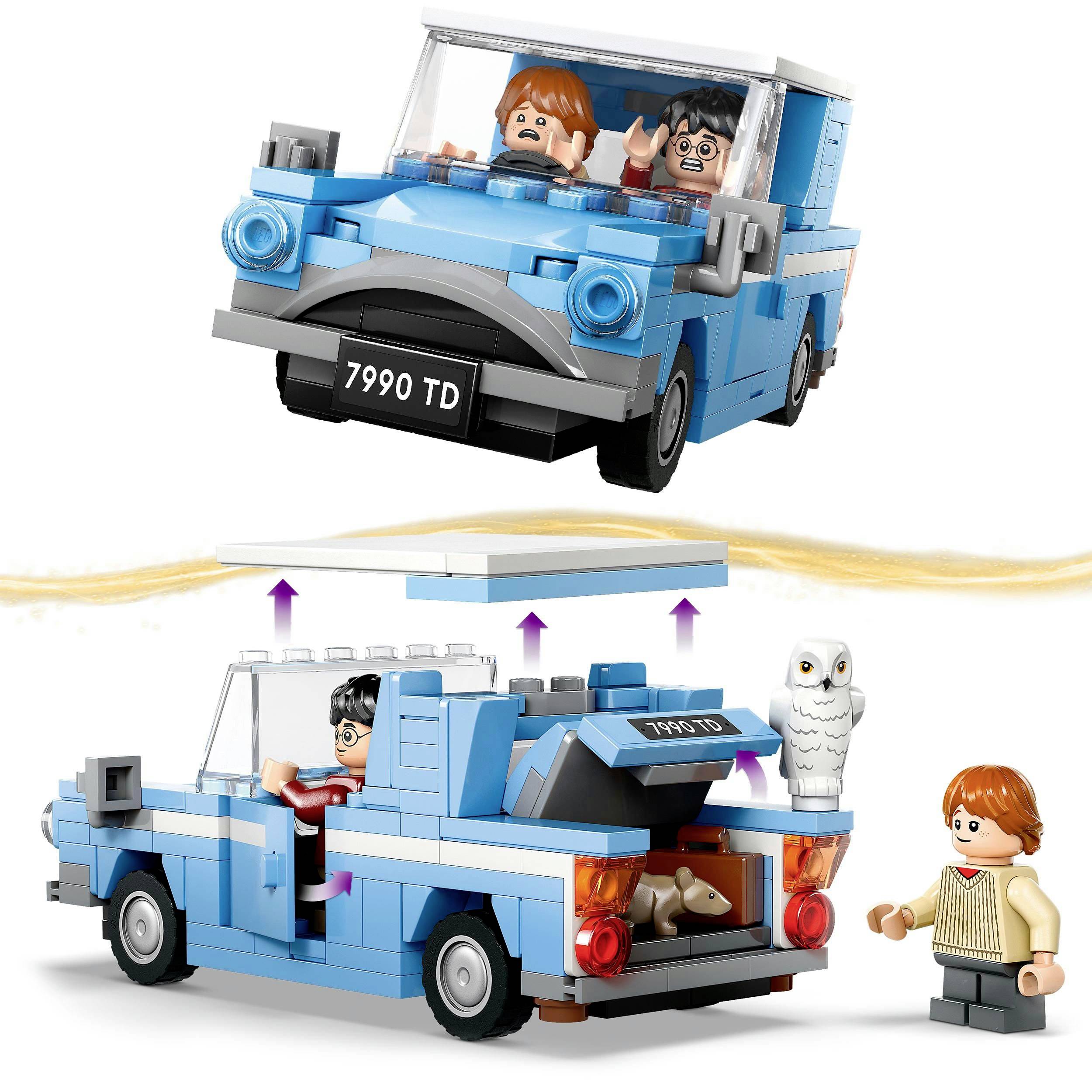 Een blauwe speelgoed-oldtimer met twee miniatuurpoppetjes erin. Een uil zit op de open kofferbak waar bagage zichtbaar is. Een andere figuur staat ernaast.