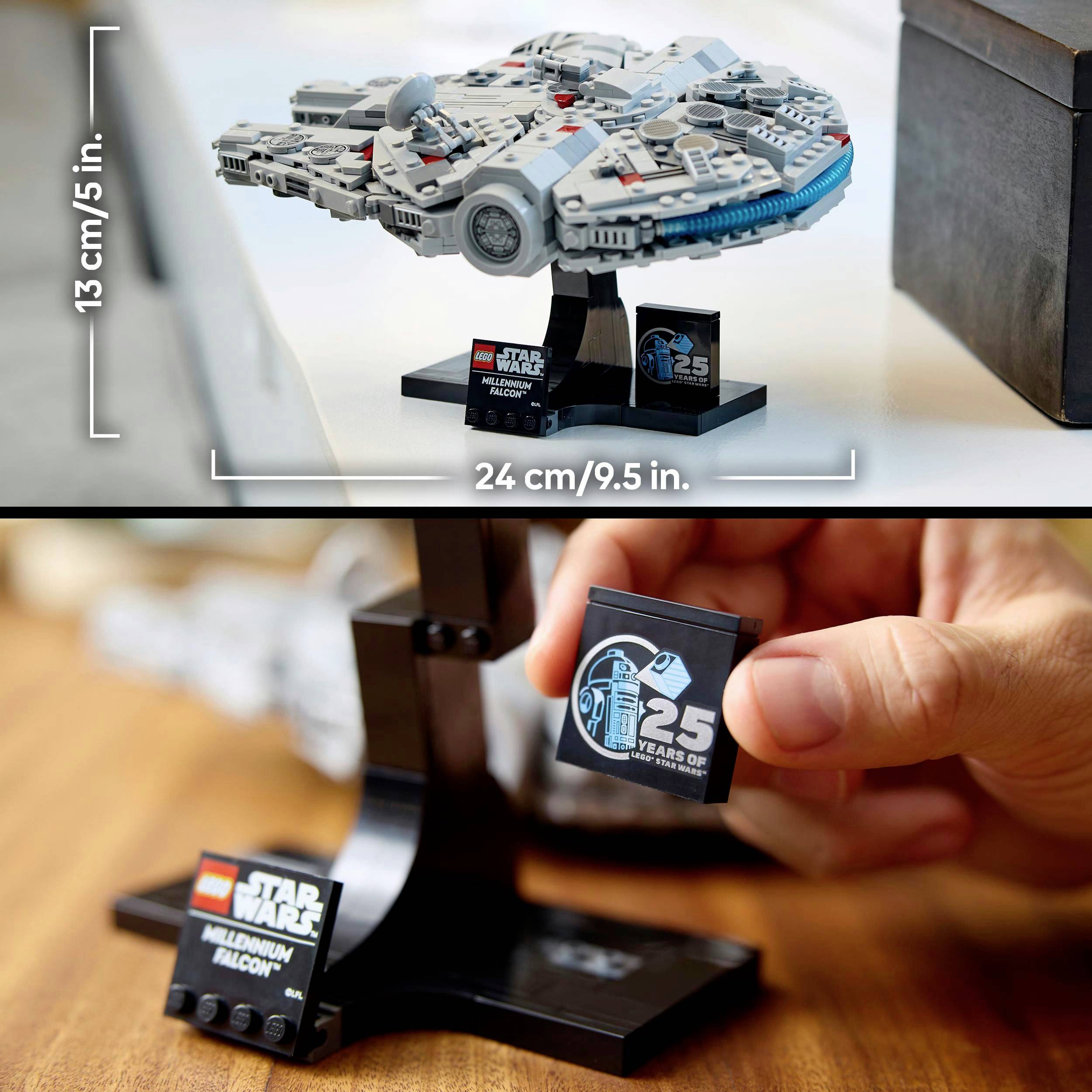 LEGO-model van de Millennium Falcon op een tafel. De afmetingen zijn bovenaan 13 cm/5 inch en onderaan 24 cm/9,5 inch. Een hand wijst naar een sticker '25 jaar LEGO Star Wars'.