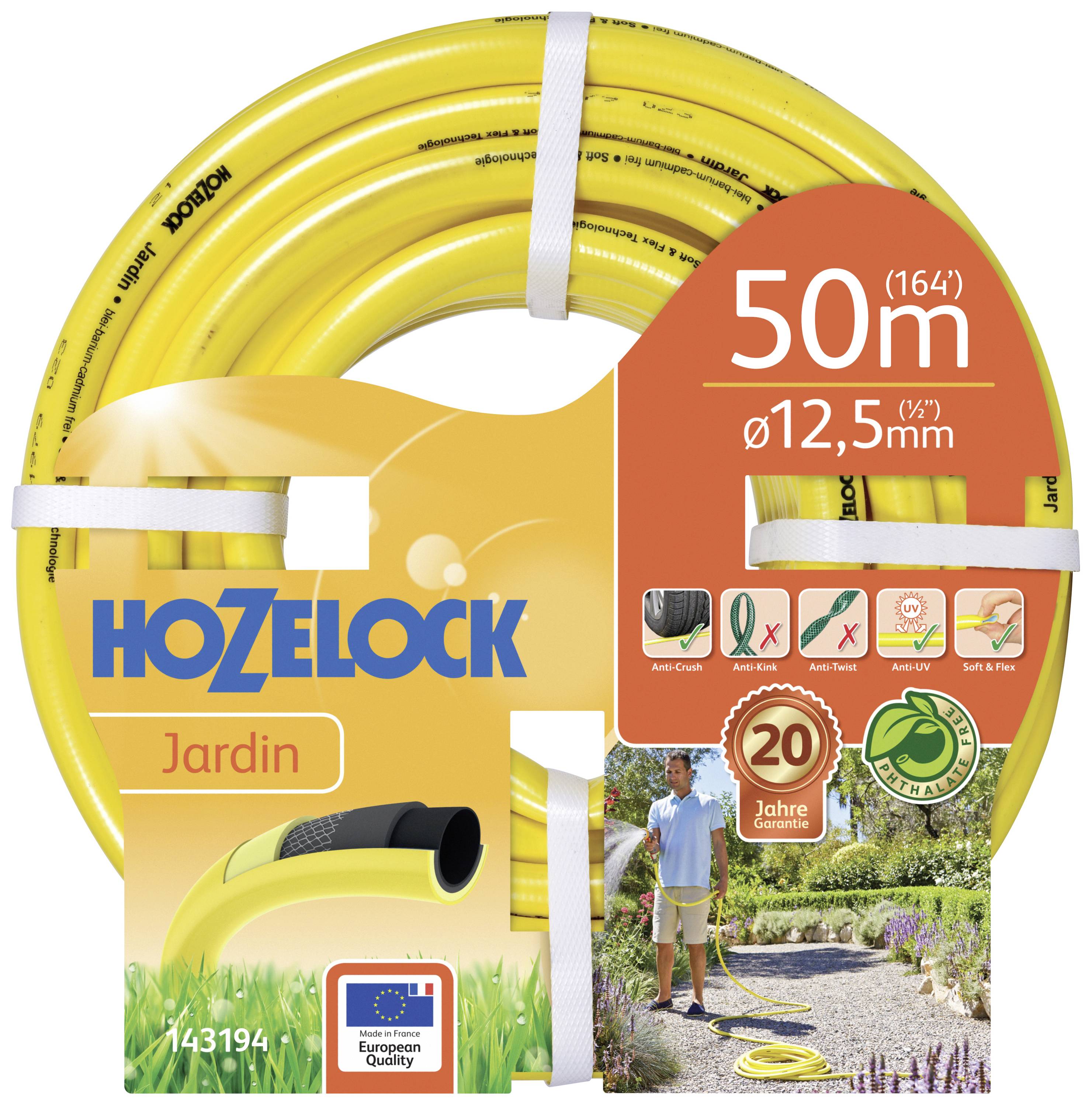 Een gele tuinslang, 50 meter lang, 12,5 mm doorsnede, met afbeelding van een gebruiker in de tuin. Merk Hozelock, Europese kwaliteit.