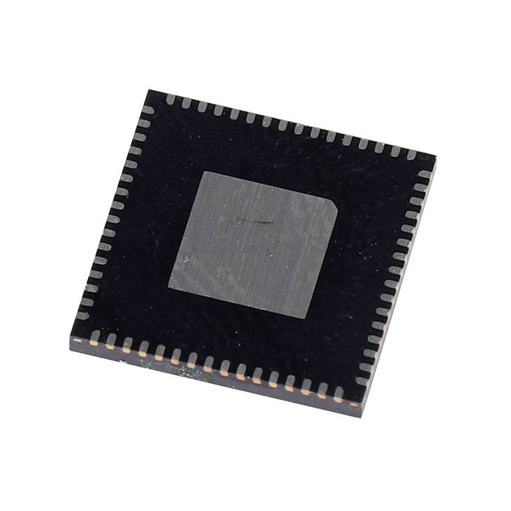 Een vierkante microchip met aansluitingen aan de zijkanten, tegen een witte achtergrond.