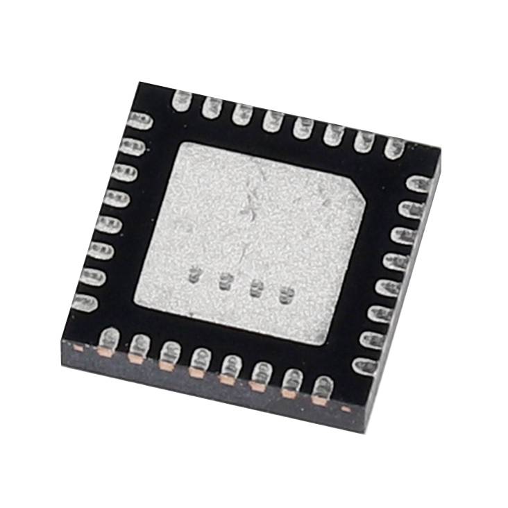 Een vierkante microchip met talrijke zilveren pinnen aan de zijkanten, weergegeven tegen een witte achtergrond.