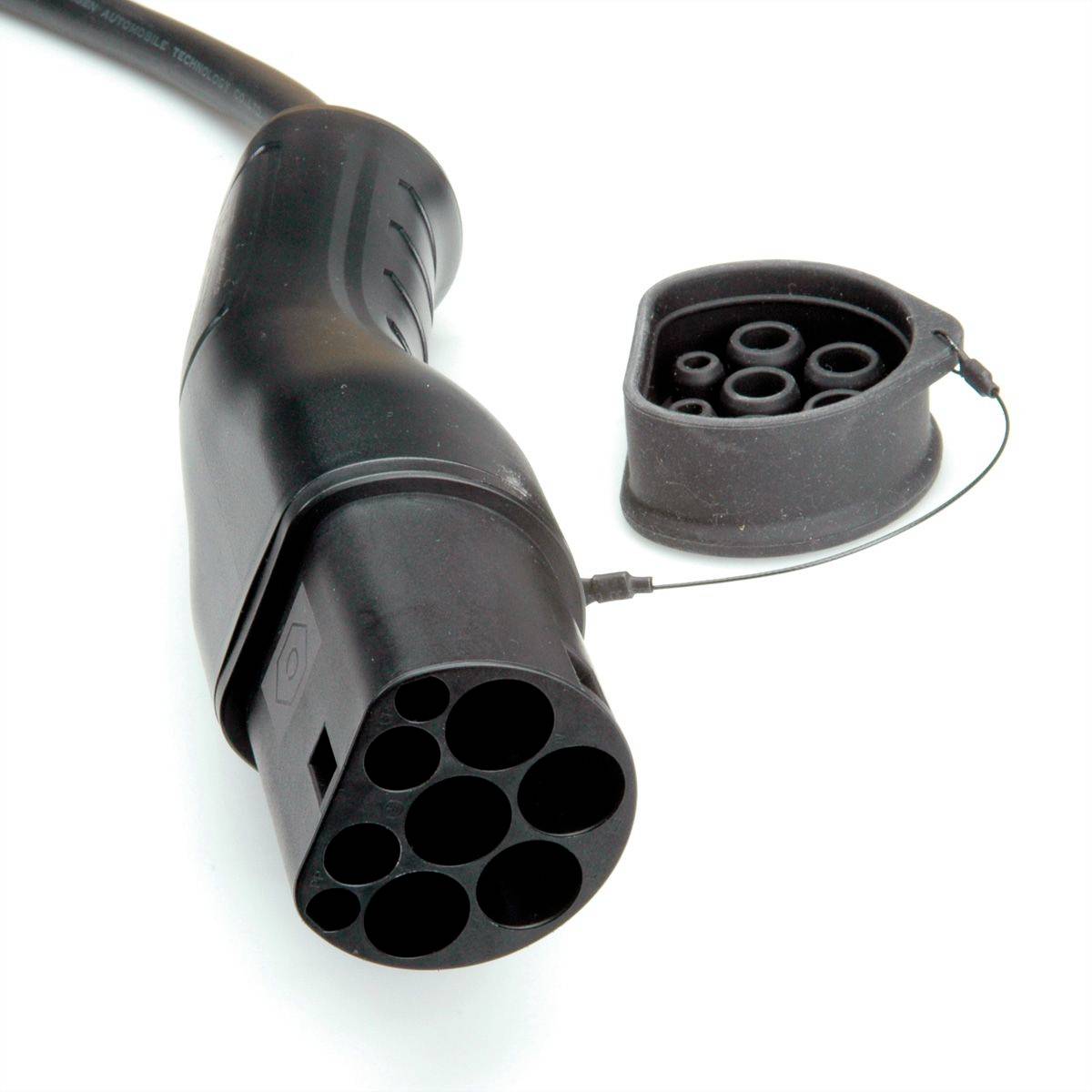 Close-up van een zwarte laadkabelstekker voor elektrische voertuigen met afneembare beschermkap op een witte achtergrond.