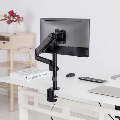 Een moderne bureaumonitor bevestigd aan een verstelbare arm, op een wit bureau. Op de achtergrond een plant op een houten kast.