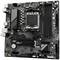 Een moederbord met meerdere PCIe-sleuven, RAM-slots en een CPU-socket. Verschillende aansluitingen zijn zichtbaar aan de achterkant.
