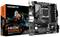 Moederbord Gigabyte A620M Gaming X naast de verpakking. Verpakking toont futuristische grafiek van een robot. Moederbord met AMD-socket en vier RAM-sleuven.