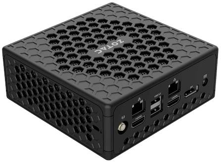 Zwarte, compacte mini-pc met geperforeerde behuizing en meerdere aansluitingen aan de achterkant. Belangrijkste aansluitingen: HDMI, DisplayPort, USB.