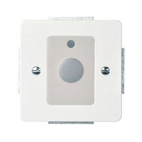 Een witte wandschakelaar met een grote centrale knop en een klein gaatje erboven, gemonteerd in een rechthoekig frame.
