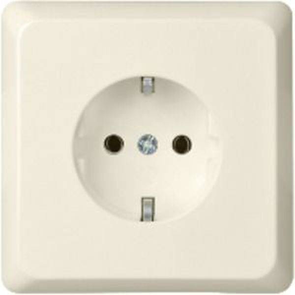 Een witte stopcontact aan een muur. Het heeft twee zijdelingse aardingscontacten en twee gaten voor stekkerpinnen.