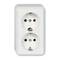Een wit dubbel stopcontact van kunststof, geschikt voor het aansluiten van twee elektrische apparaten tegelijkertijd.