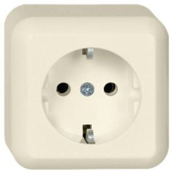 Witte stopcontact in een muur, typisch voor Europese elektrische aansluitingen.