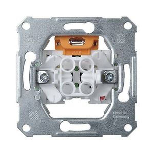 Een lichtschakelaarinbouw in een vierkante metalen behuizing, zonder afdekplaat zichtbaar, met schroeven voor montage.