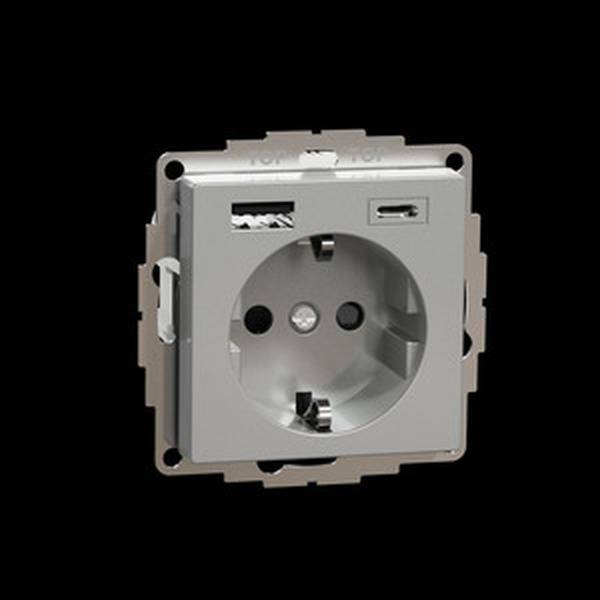 Zilveren, vierkante stopcontact met twee ronde openingen en een kleine USB-aansluiting rechtsboven op een zwarte achtergrond.