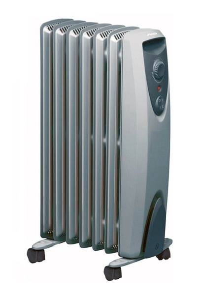 Olieradiator met zes ribben, grijze kleur, staat op wieltjes. Bovenste deel toont bedieningsknop voor temperatuurinstelling.