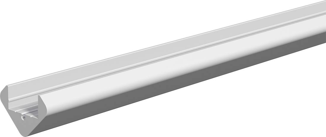 Een lange zilveren metalen rail of afwerkingsstuk weergegeven in perspectief op een witte achtergrond.