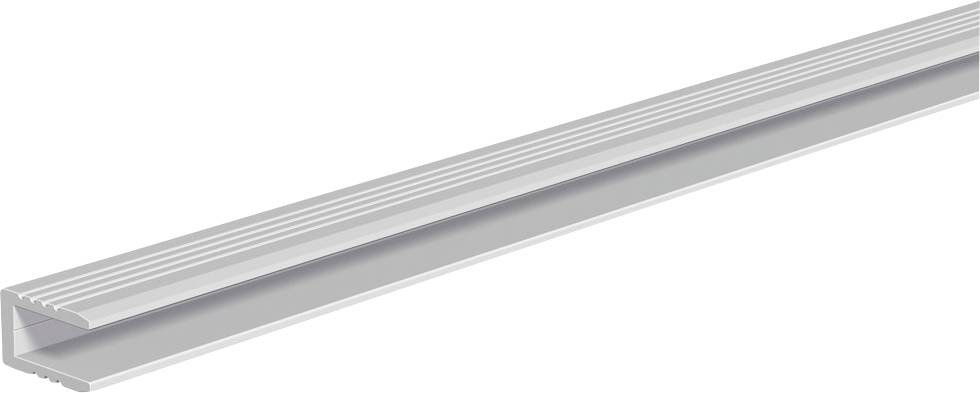 Lange zilveren aluminium kanaal of trimstrip, diagonaal getoond op een witte achtergrond.