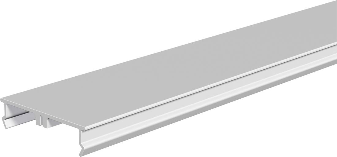 Lang zilveren metalen trim- of railingprofiel getoond in perspectief op een witte achtergrond.