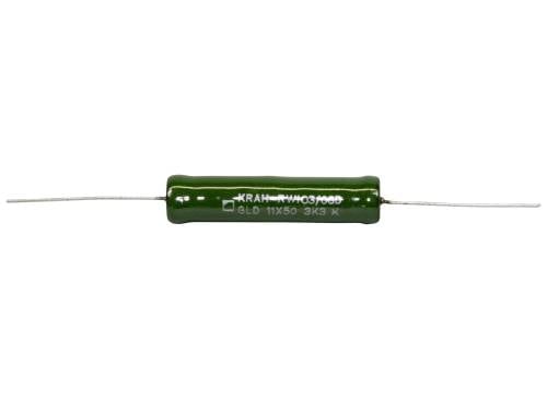 Een groene, cilindrische weerstand met draadaansluitingen aan beide uiteinden, opschrift '5K3' op het oppervlak, tegen een witte achtergrond.