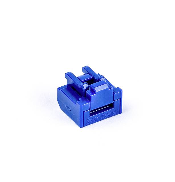 Een blauwe, rechthoekige kunststofblok in kleine afmeting, geplaatst op een witte ondergrond.