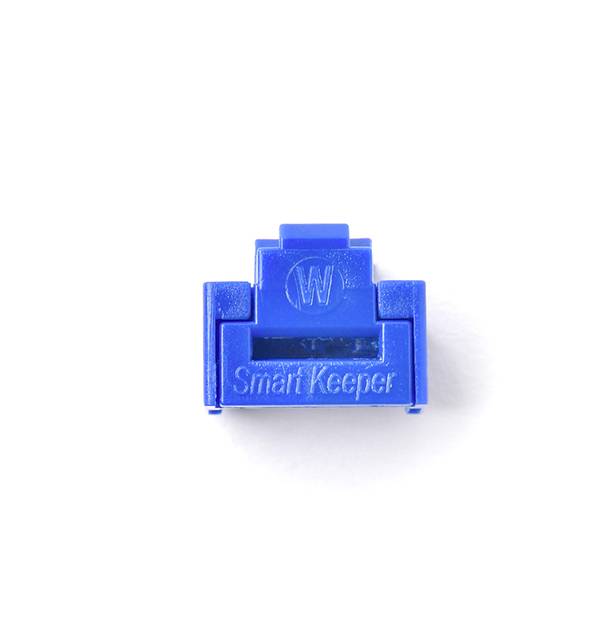 Een blauwe RJ45-poortbeschermer met de opdruk 'Smart Keeper'. Voorkomt ongeautoriseerde toegang tot netwerkaansluitingen.