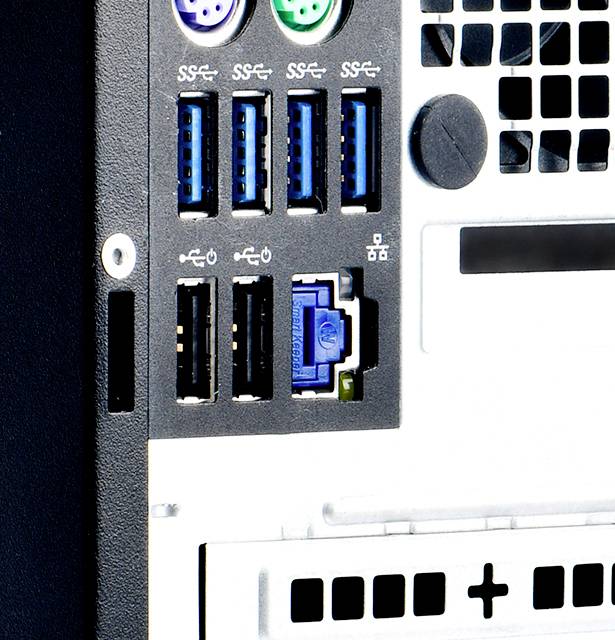 Achterkant van een computerbehuizing met verschillende aansluitingen, waaronder USB- en netwerkpoorten en ventilatieopeningen.