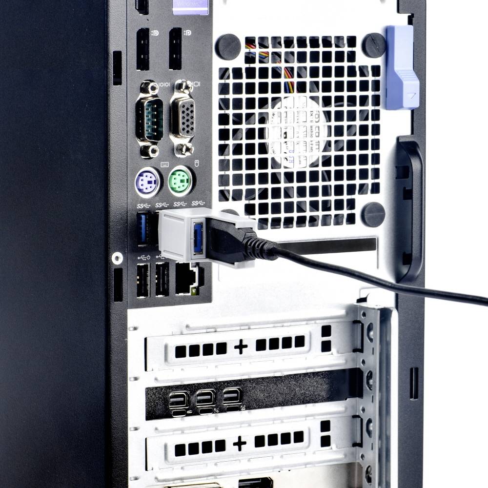 'Achterkant van een desktop-pc met aangesloten kabels en verschillende aansluitingen. Gemarkeerd is een ingeplugd kabel in een USB-poort.'