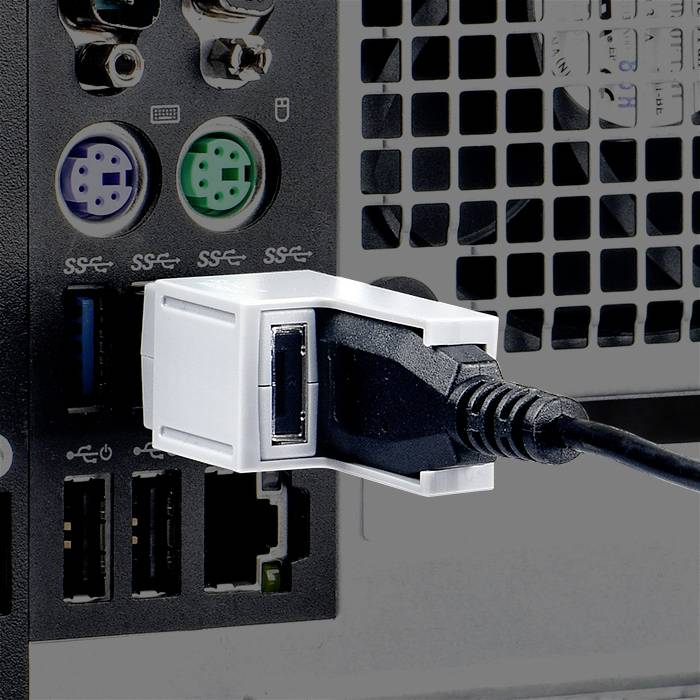Een zwarte netwerkkabel is aangesloten op een adapter die in de USB-poort aan de achterkant van een computer is gestoken.