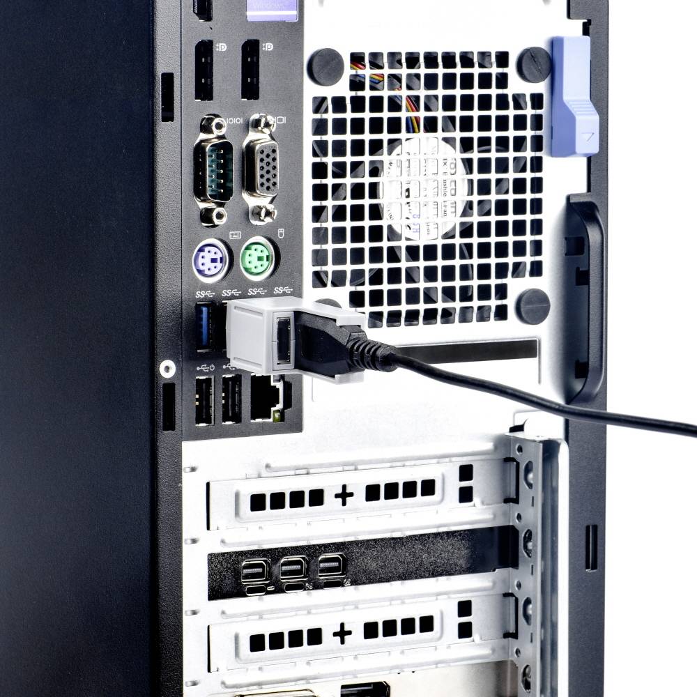 Een desktop-computer van achteren met zichtbare aansluitingen: USB, Ethernet en ventilatierooster. Verschillende sleuven voor kaarten.