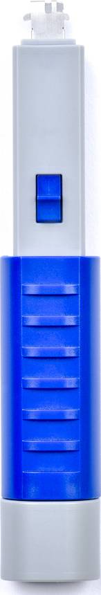 Blauwe insulinepen met zilveren accenten, verticaal afgebeeld.