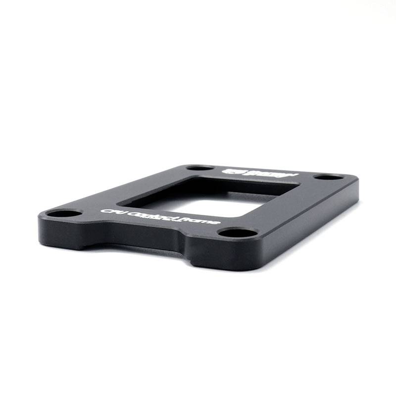 Zwart adapterdeel met rechthoekige opening en vier bevestigingsgaten in de hoeken, op een lichte achtergrond.