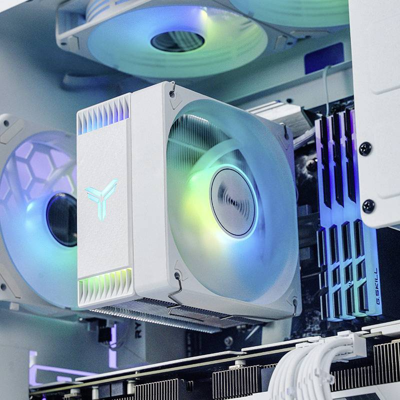 Close-up van computercomponenten met verlichte CPU-koeler en ventilatoren. Kleurrijke verlichting zorgt voor een futuristisch uiterlijk.