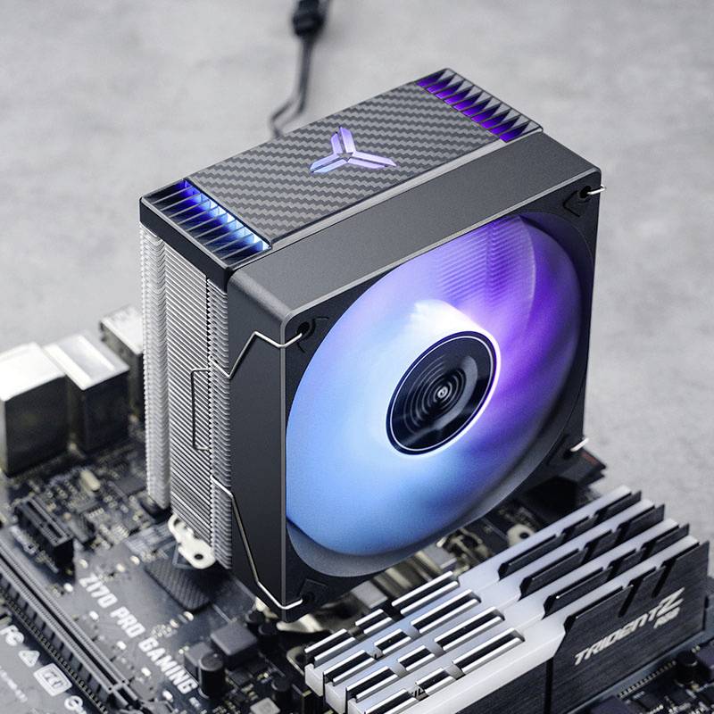 Een moderne CPU-koeler met verlichte ventilator is geïnstalleerd op een moederbord. Kabels zijn zichtbaar op de achtergrond.