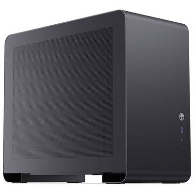Een compacte zwarte computerbehuizing in kubevorm op een witte ondergrond, met ventilatiesleuven aan de zijkant en aansluitingen aan de voorkant.
