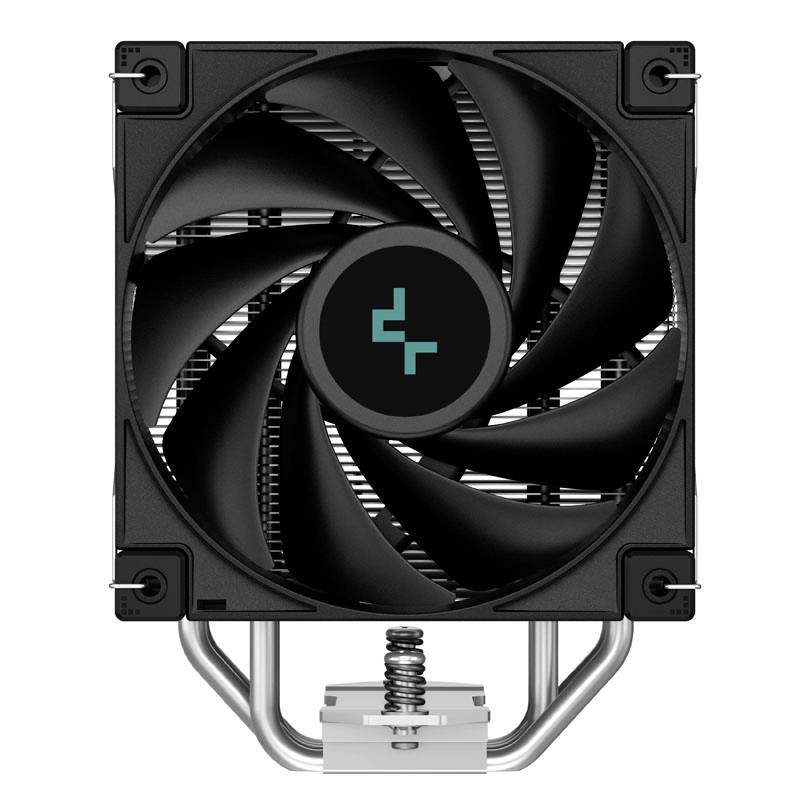 'Zwarte CPU-koeler met roterende ventilatorbladen close-up. Logo op de ventilatornaaf. Koelribben en buisstructuur zichtbaar.'