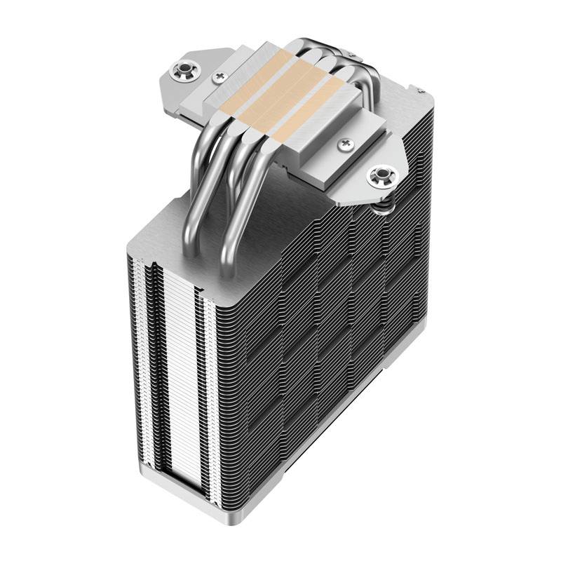 Een CPU-koeler van metaal met meerdere koelvinnen en heatpipes, bestemd voor elektronische apparaten om warmte af te voeren.