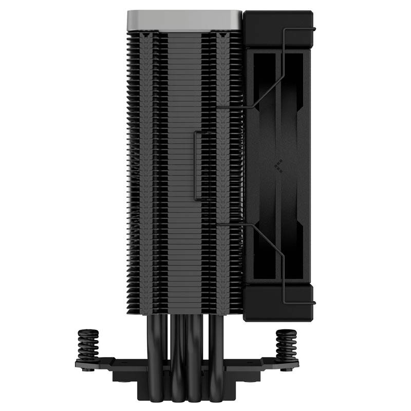 Zijaanzicht van een zwarte CPU-koeler met meerdere koelribben en heatpipes die zijn verbonden met een ventilatormodule.