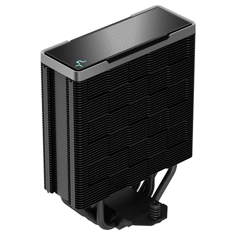 Een zwarte computerkoeler met meerdere horizontale koelribben en een aangesloten ventilator toont technisch ontwerp en functionaliteit.