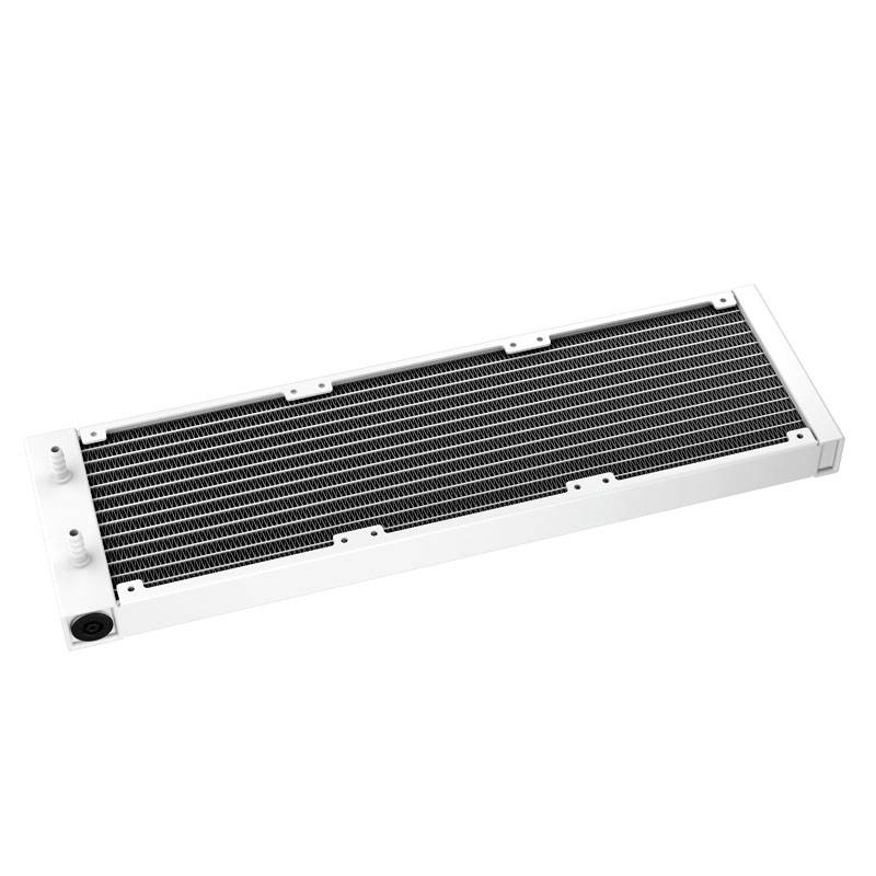 Een rechthoekige, witte radiator met zwart rooster en aansluitingen aan de uiteinden, gebruikt voor koeling in technische toepassingen.