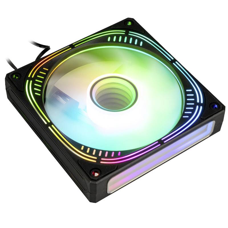 Een vierkante computerventilator met RGB-verlichting toont een spectrum van kleuren. De kabel is zichtbaar linksboven.