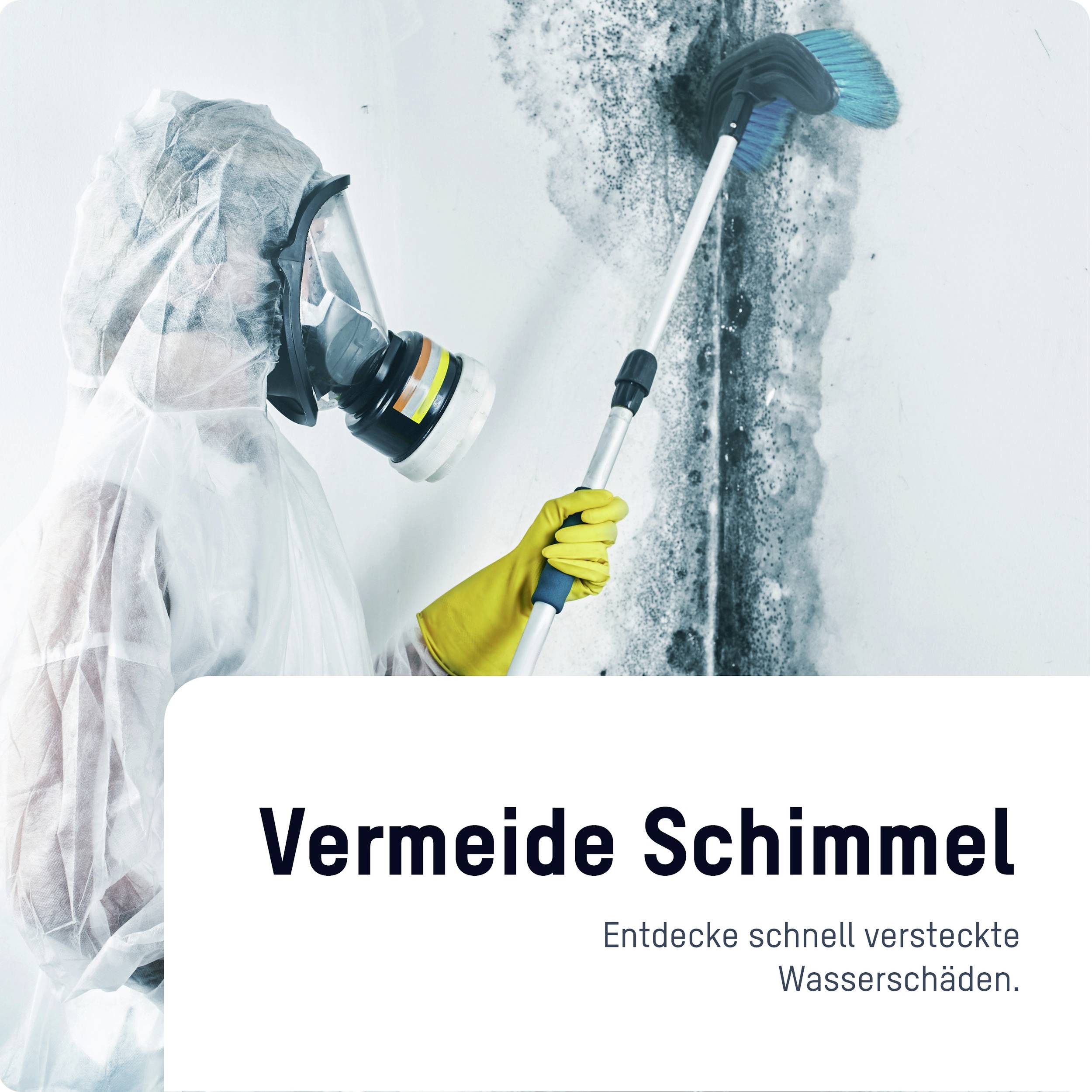 Persoon in beschermend pak en ademhalingsmasker reinigt muur van schimmel met borstel. Tekst: 'Voorkom schimmel. Ontdek verborgen waterschade snel.'