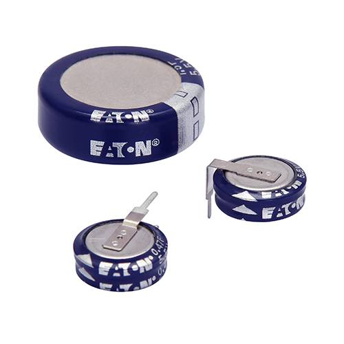 Drie blauwe Eaton knoopcelbatterijen van verschillende formaten op een witte achtergrond. Twee hebben aansluitcontacten.