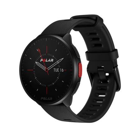Een zwarte smartwatch met een rond display toont datum en tijd. Hij heeft een zwart bandje met rode accenten.