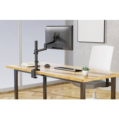 Een bureau met een computerscherm aan een verstelbare monitorarm, een toetsenbord, een muis en een kleine plant.