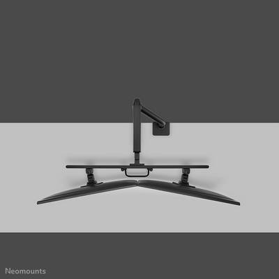 Een dual-monitorarm houdt twee gebogen schermen aan een wandbevestiging. De armen zijn draaibaar en bieden flexibele positionering.