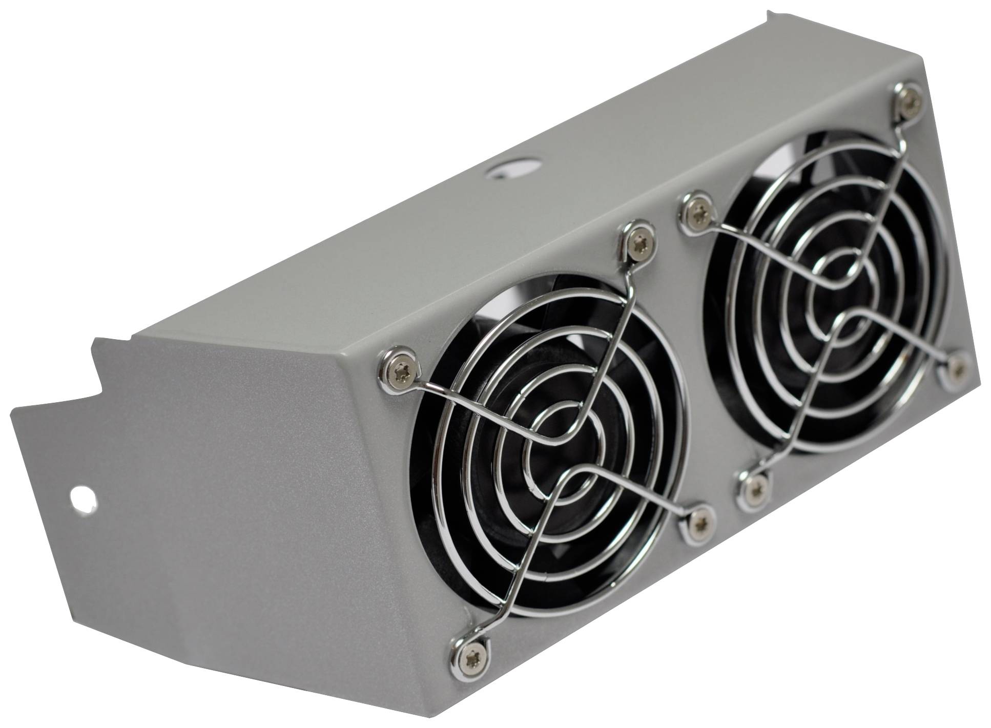 Een rechthoekige computerfan met twee ronde ventilatierooster, bevestigd aan een grijs metalen behuizing.