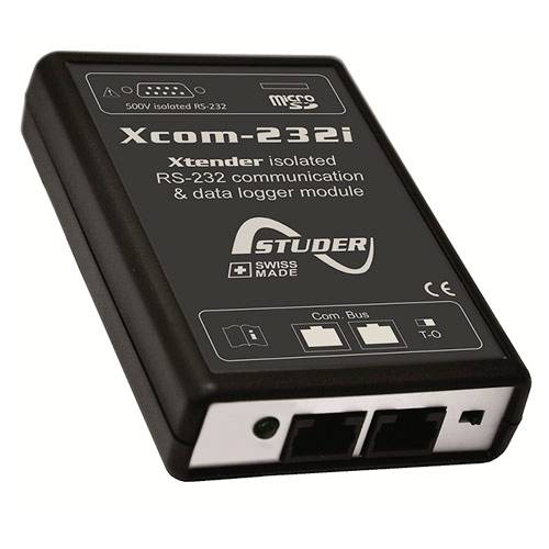 Een zwart Xcom-232i module voor RS-232 communicatie en dataregistratie. Het apparaat is Zwitsers vervaardigd.