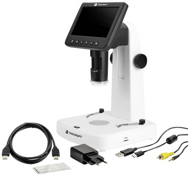 Microscoop met digitaal scherm, USB-kabel, oplaadkabel en adapter op een witte achtergrond. Ideaal voor nauwkeurige vergrotingen.