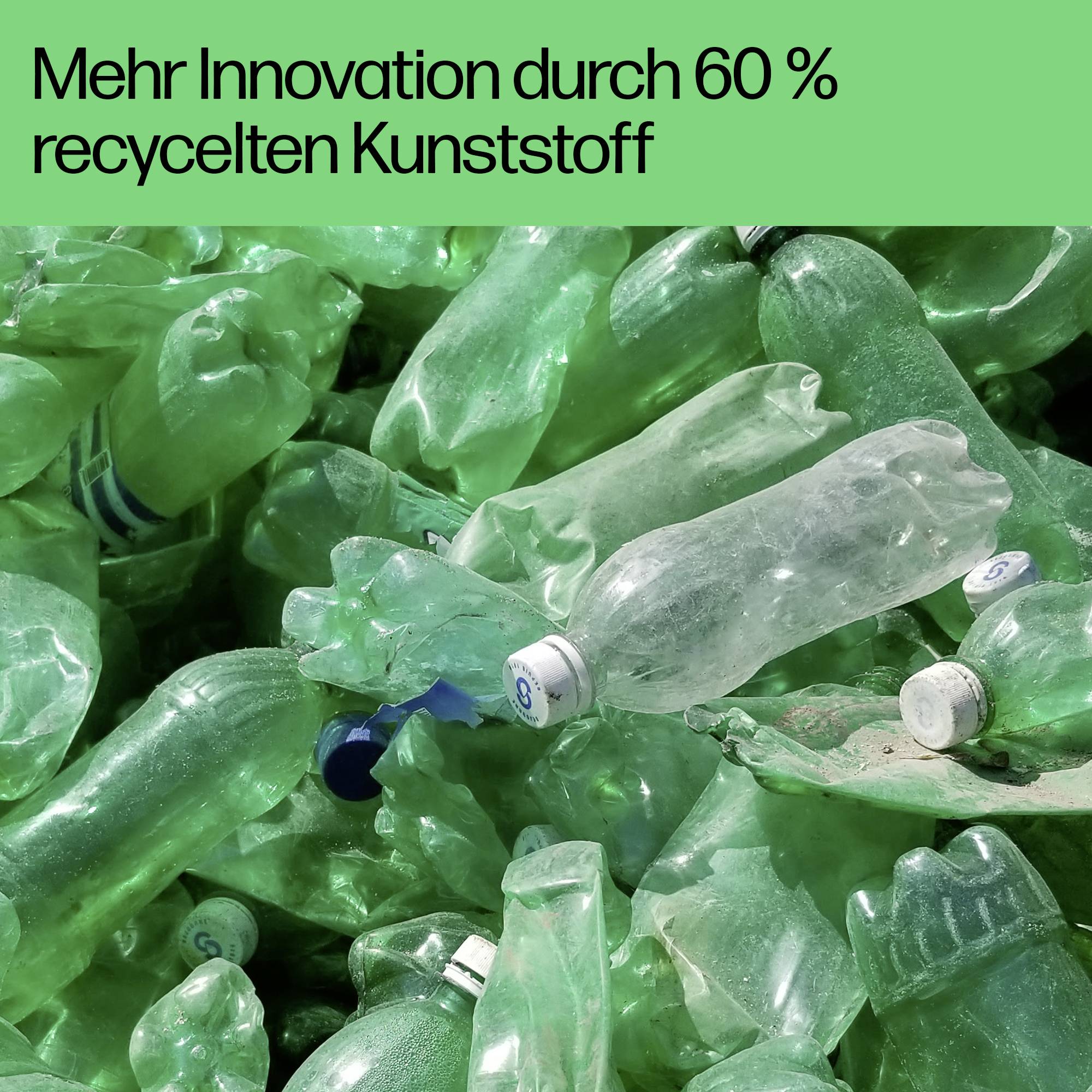 Groene achtergrond met een stapel gerecyclede groene plastic flessen. Tekst: 'Meer innovatie door 60% gerecycled plastic'.